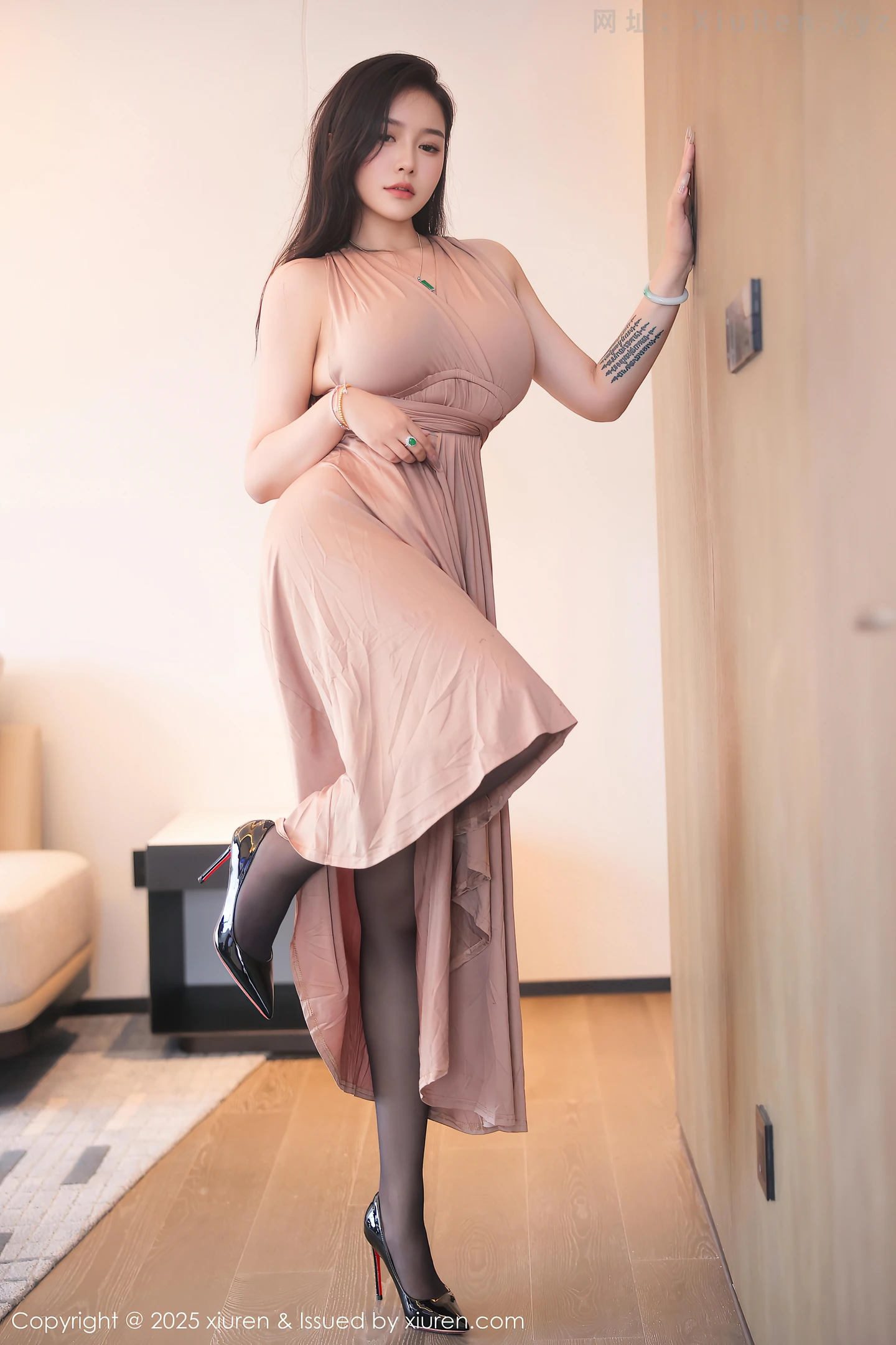 图片[3]-[XiuRen秀人网] VOL.10432 模特娜比性感暖灰色长裙配超薄无内黑丝秀凹凸身材撩人诱惑写真87P-秀人网官方网站